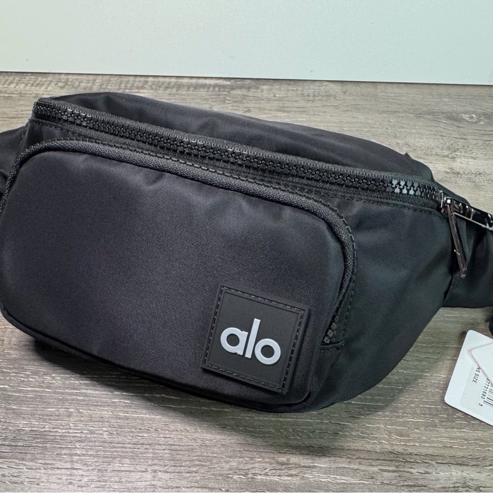 ALO Yoga Sleek Black Crossbody Bag - Picture 6 of 11